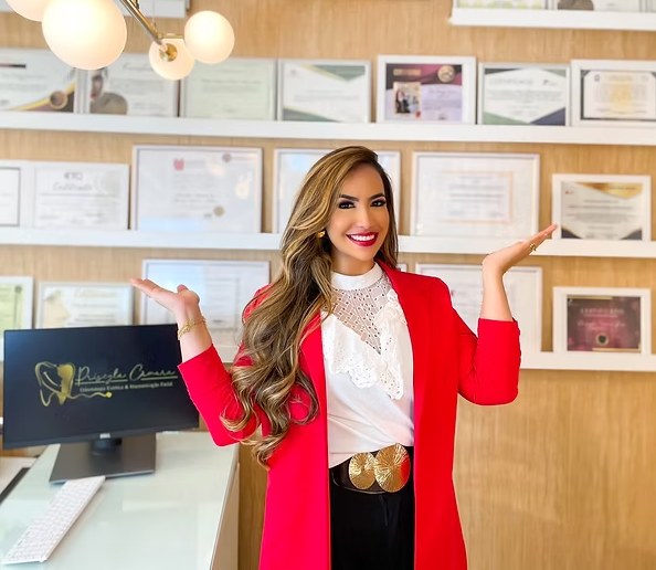 Dra. Priscyla Câmara no consultório